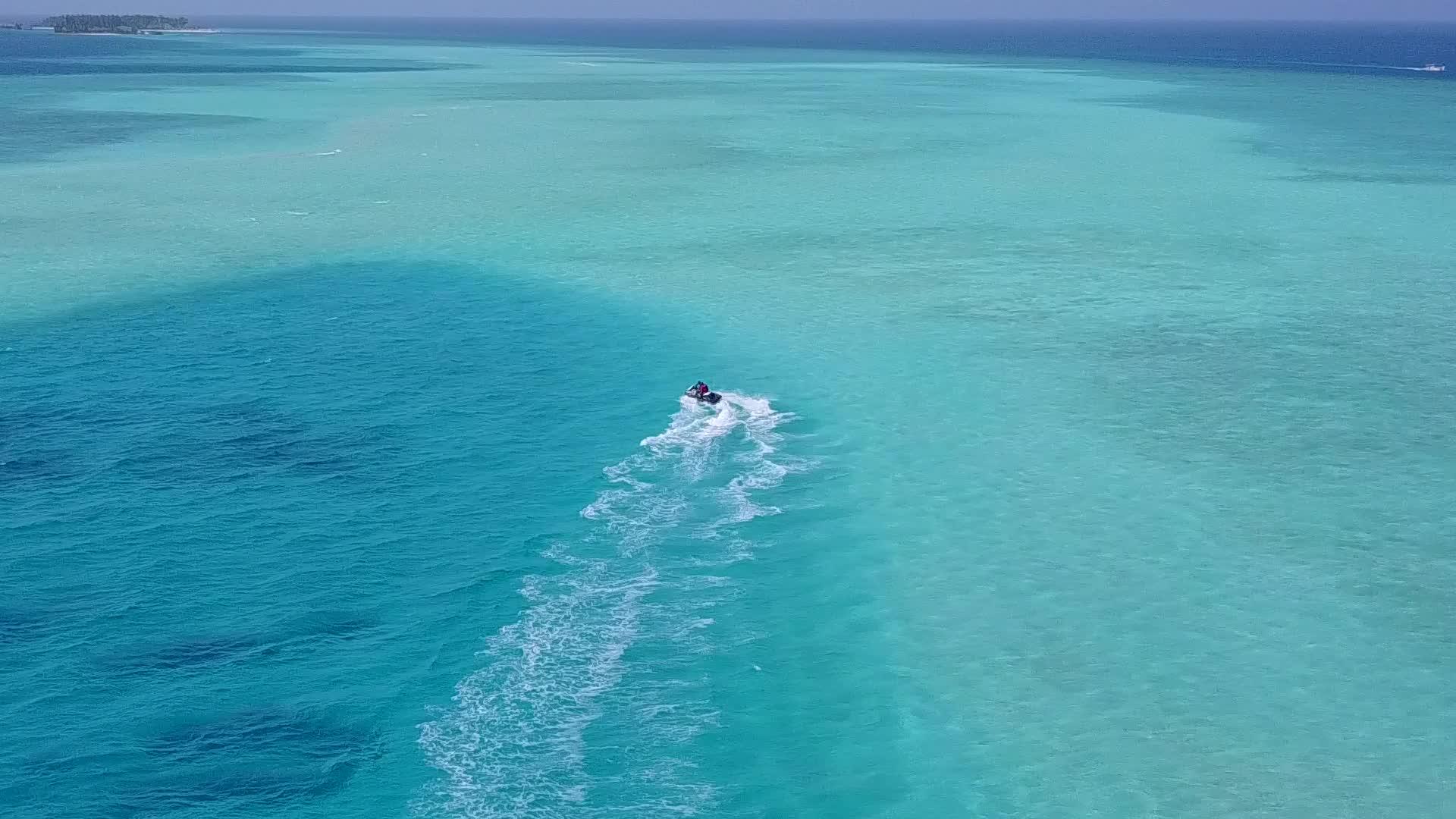 豪华旅游海滩冒险空中海景蓝色海洋和白色海滩视频的预览图