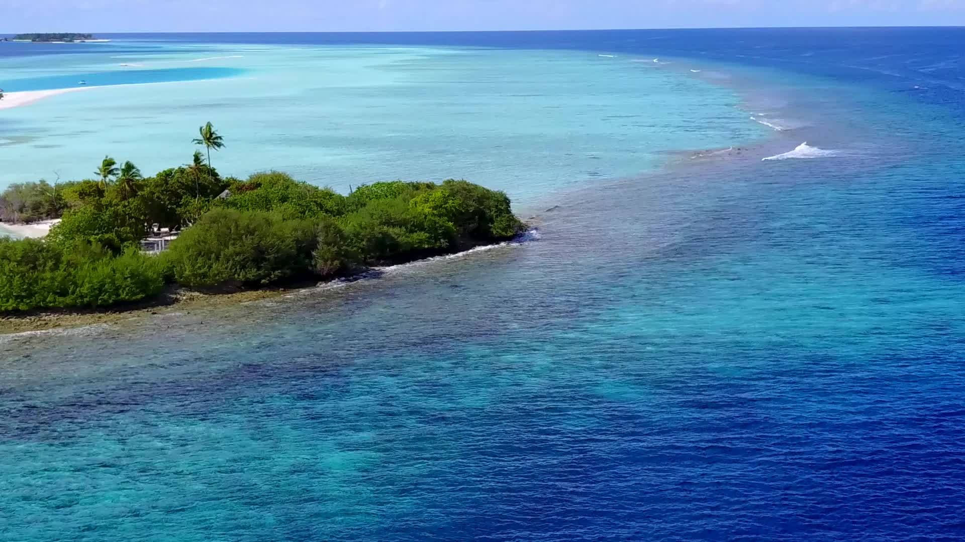 美丽的海岸海滩旅游背景为白色沙土深蓝色无人驾驶视频的预览图