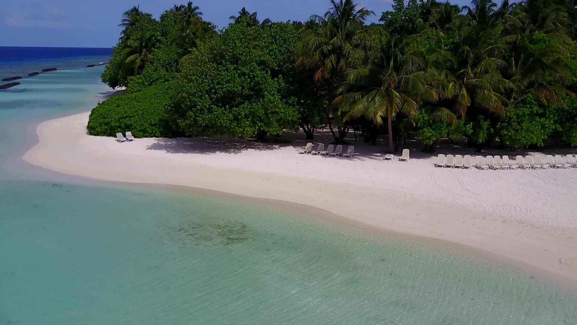 无人驾驶以水蓝色水和白色沙尘为特色的岛屿海滩生活方式视频的预览图