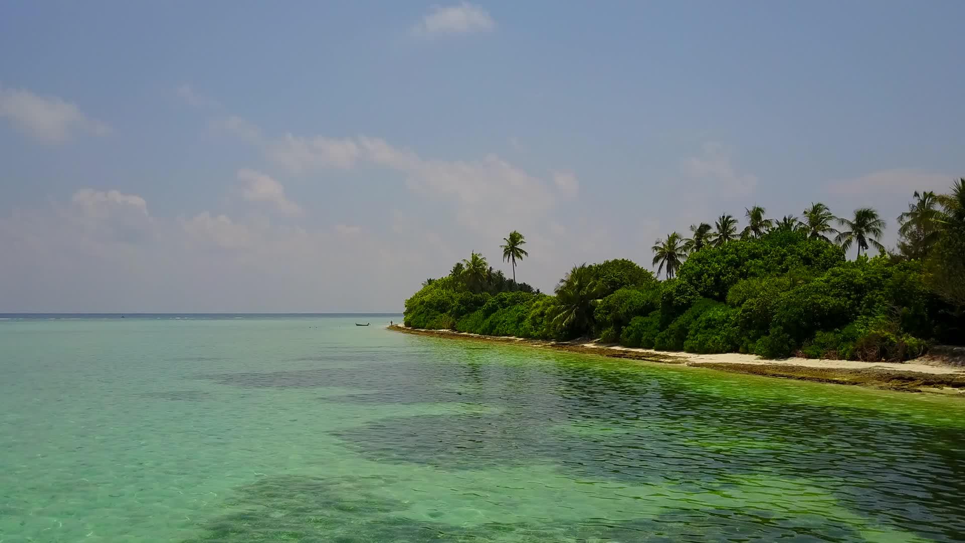 蓝色环礁湖和白色沙沙背景的天堂度假胜地海滩度假胜地视频的预览图