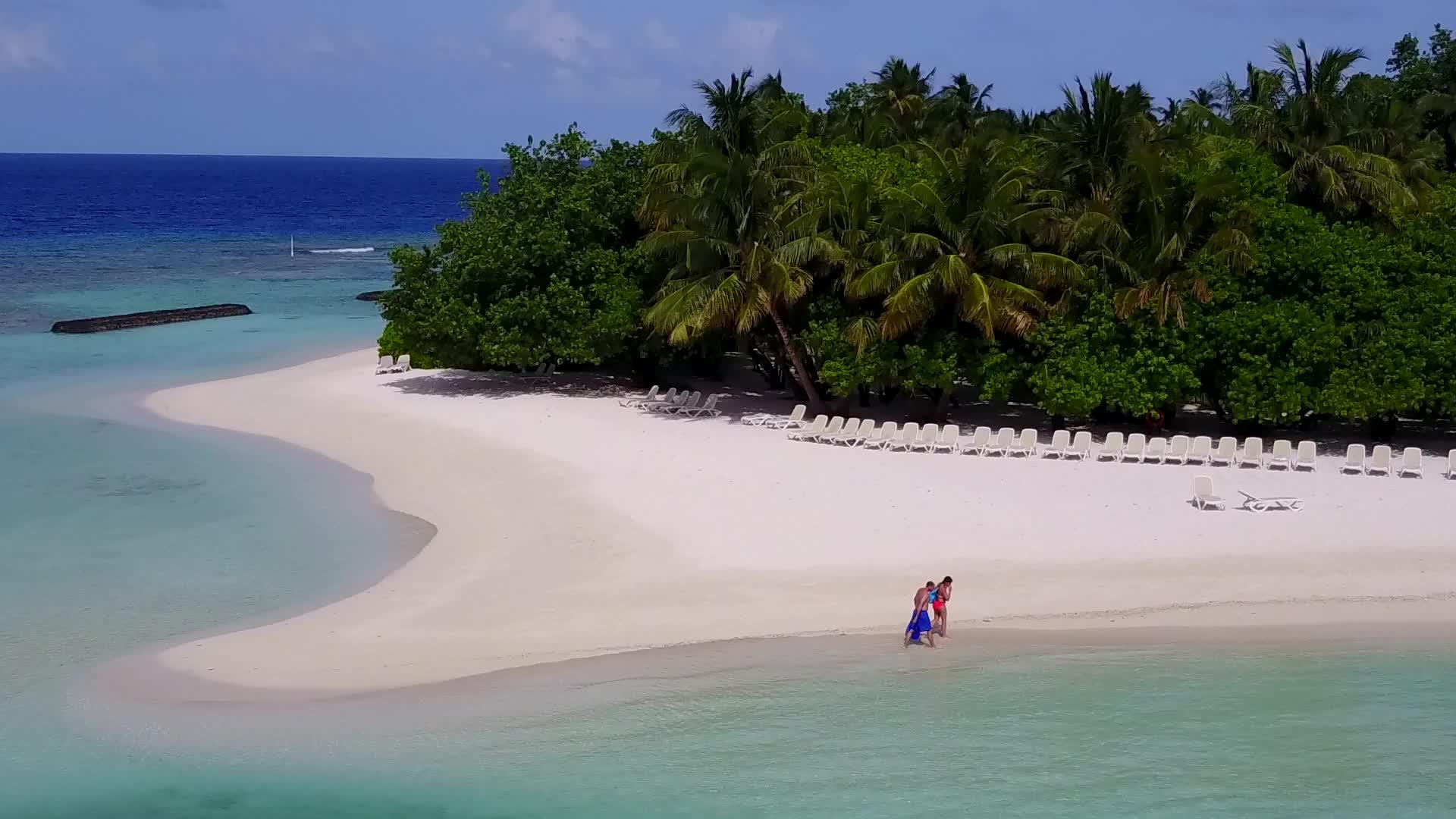 美丽的度假胜地海滩旅行无人驾驶无人驾驶飞机全景清水视频的预览图