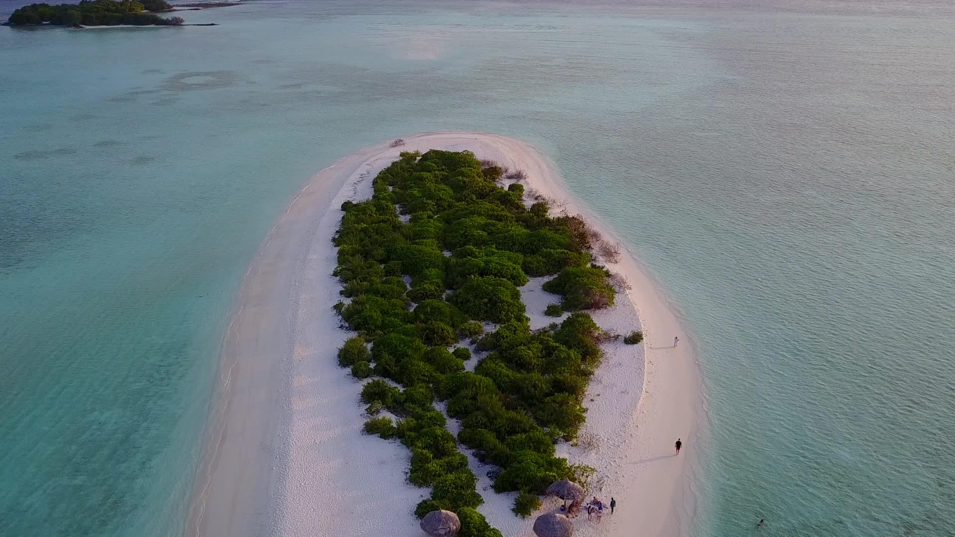 岛屿海滩的无人机空中景观是干净的沙质背景视频的预览图