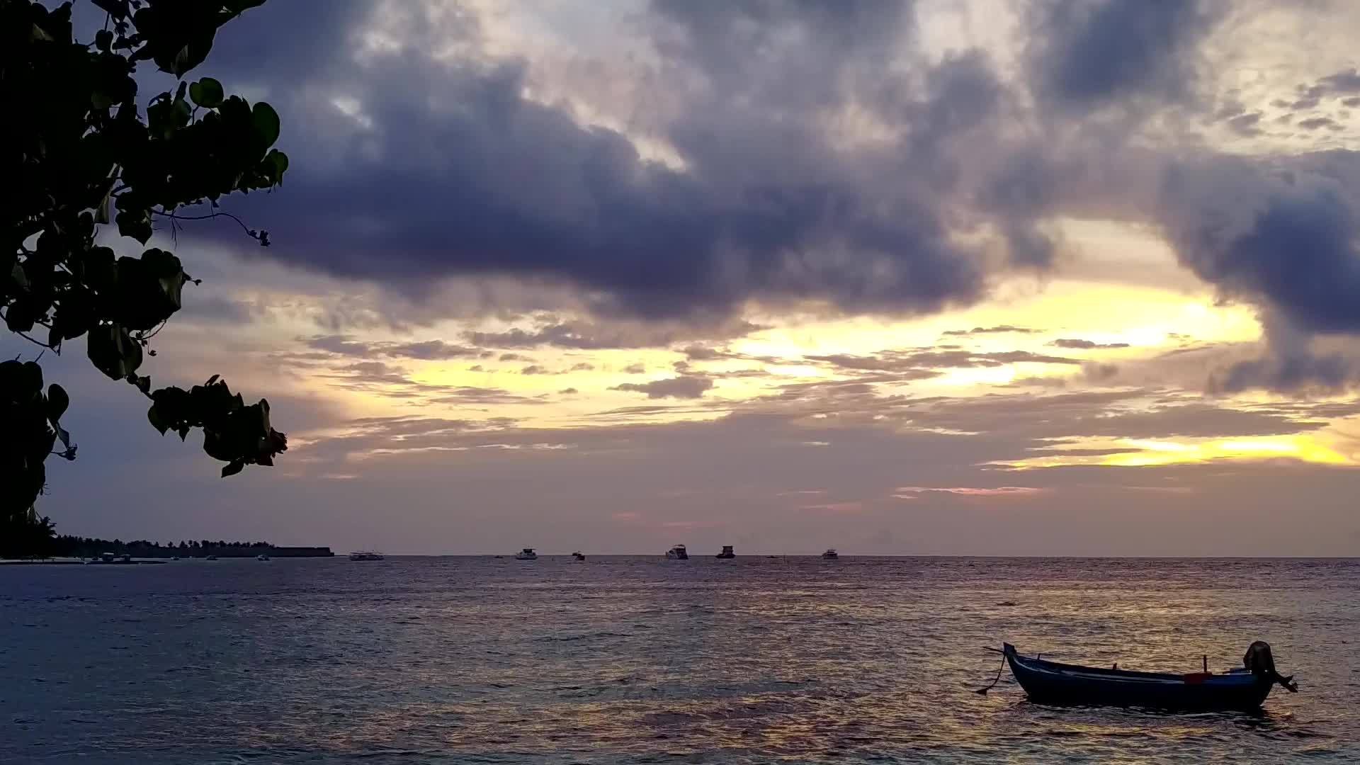 海岸海滩之间的休息采用蓝色环礁湖和白色沙沙背景视频的预览图
