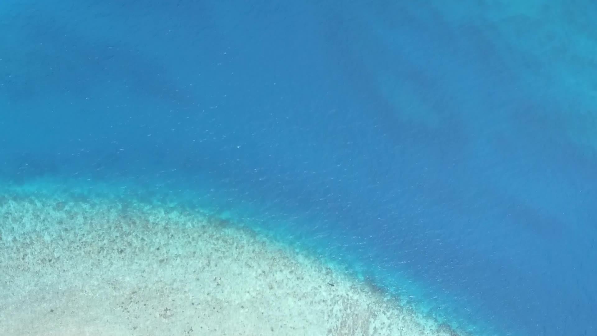 蓝海和蓝海以白色海滩为背景以完美的海岸海滩碎视频的预览图