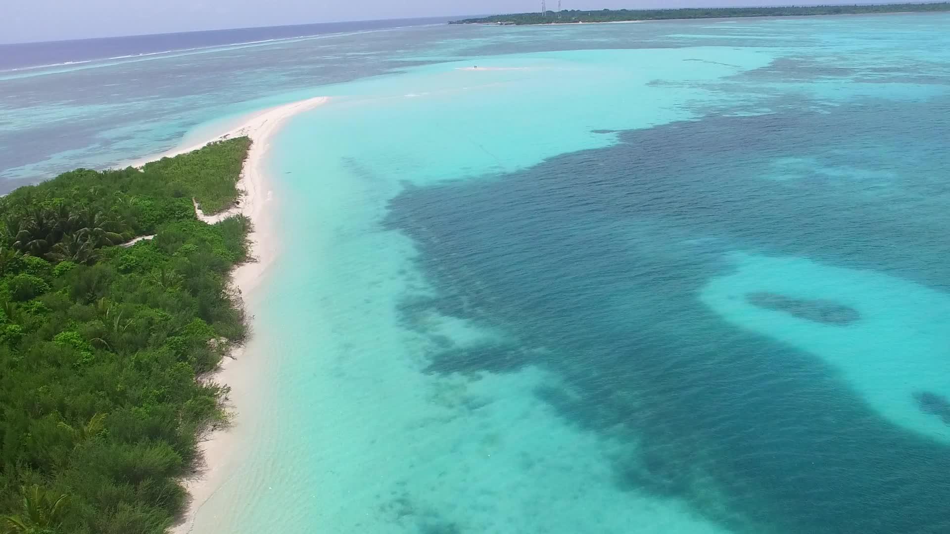 完美的海岸海滩时间以蓝海和白沙为背景在空中旅行视频的预览图