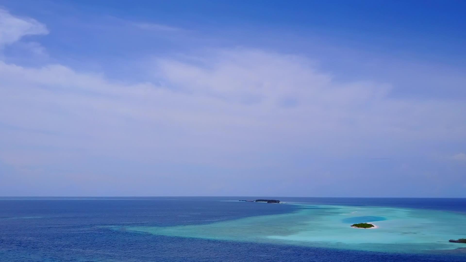 观察天堂岛海滩时间的蓝绿水背景为白色沙滩视频的预览图