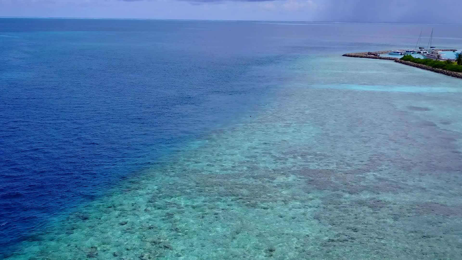 在蓝绿色环礁湖和白色沙滩的背景下旅行视频的预览图