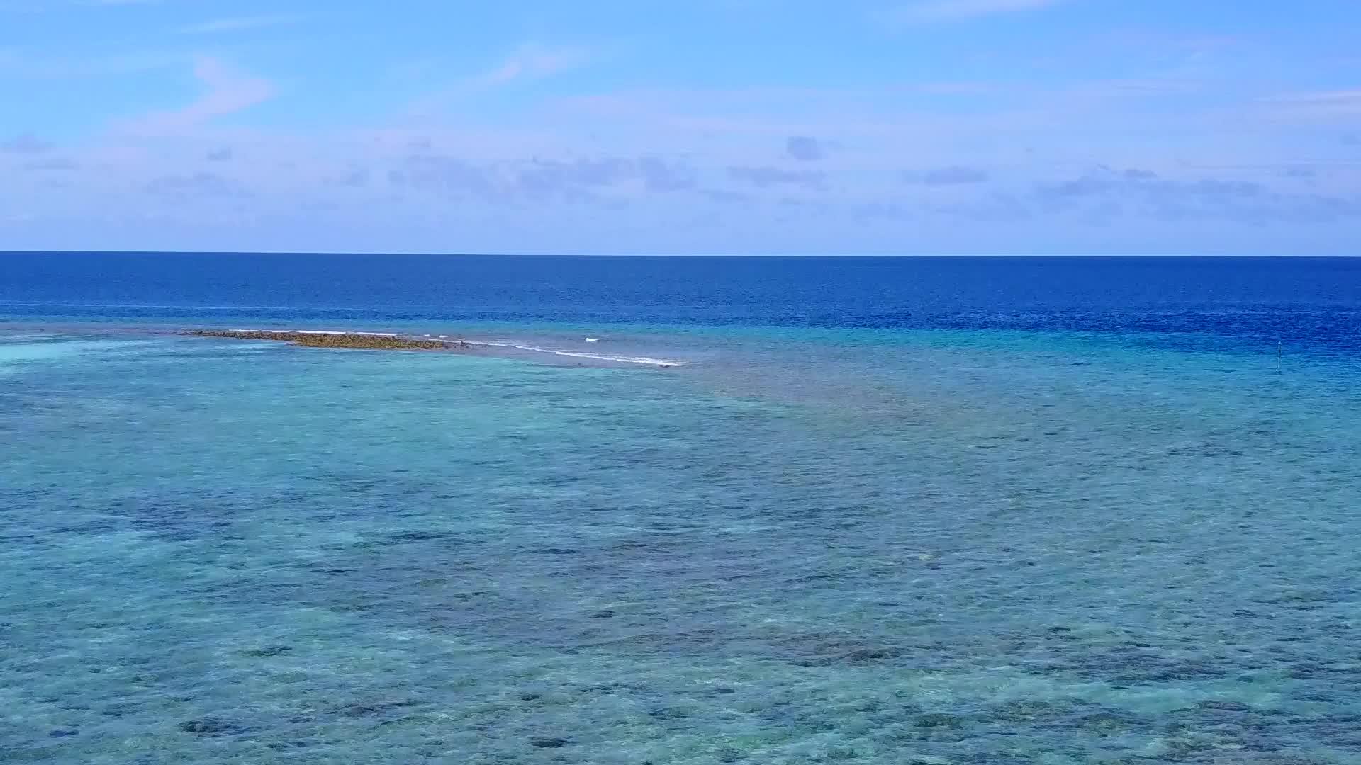 蓝水和白色沙底的背景是蓝水和白色沙底的背景视频的预览图