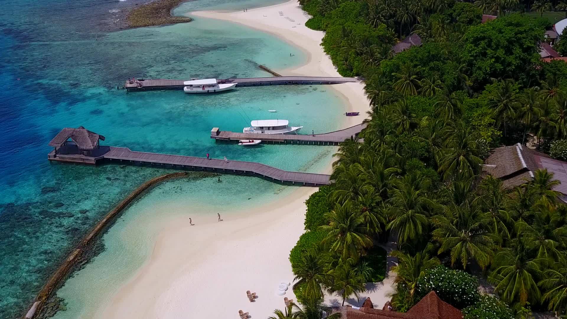 海洋环礁海滩生活方式采用蓝环礁湖和白色沙滩背景视频的预览图