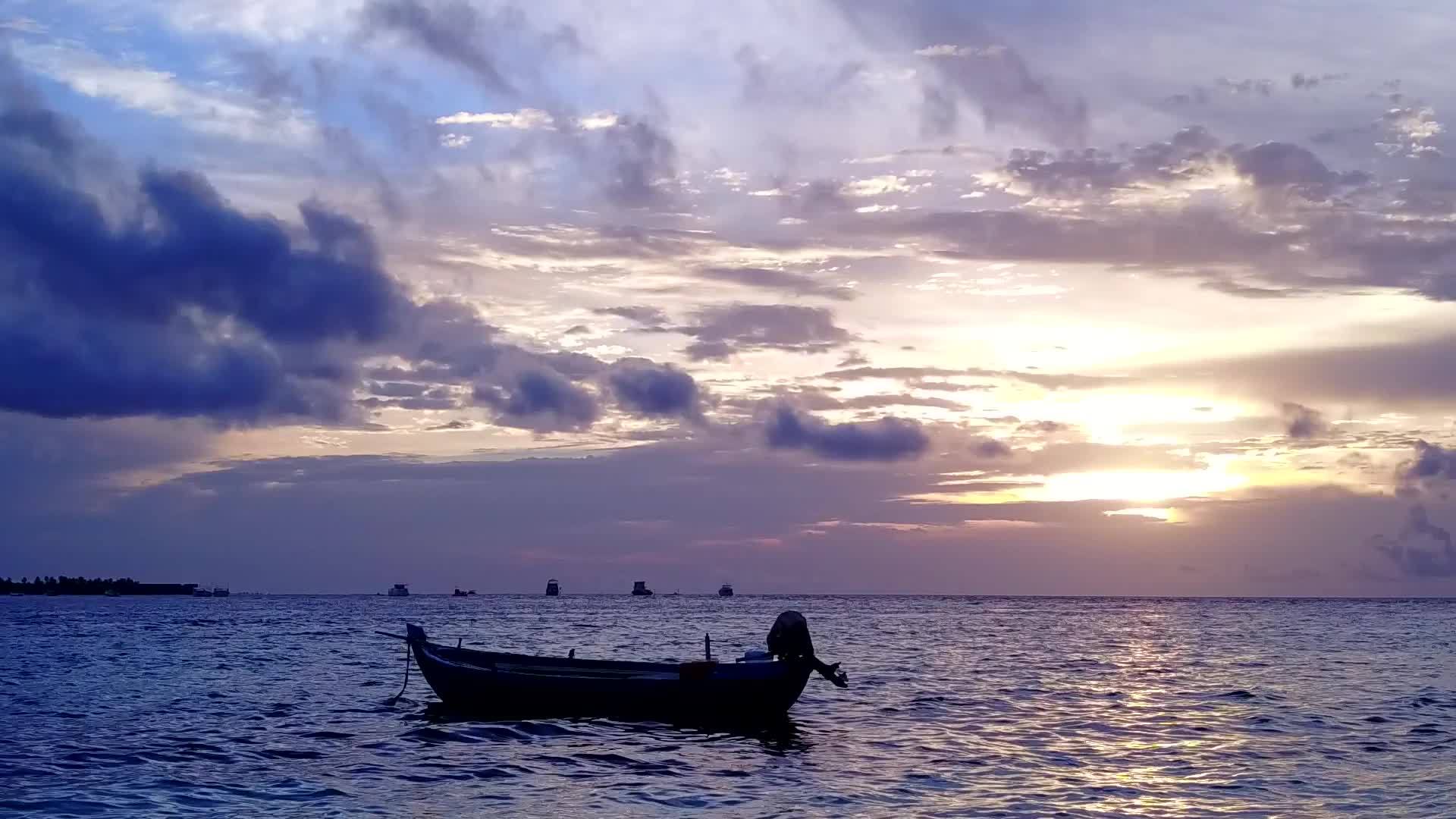 在蓝绿色的水和白色的沙子的背景下沿海海滩的无人机景观全景视频的预览图