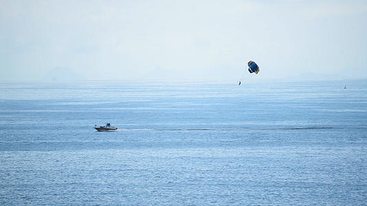 4K海上降落伞视频的预览图