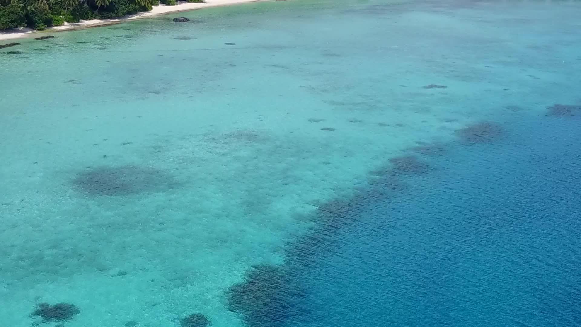 在透明海和白沙的背景下有一个田园诗般的海湾海滩冒险无人机海景视频的预览图
