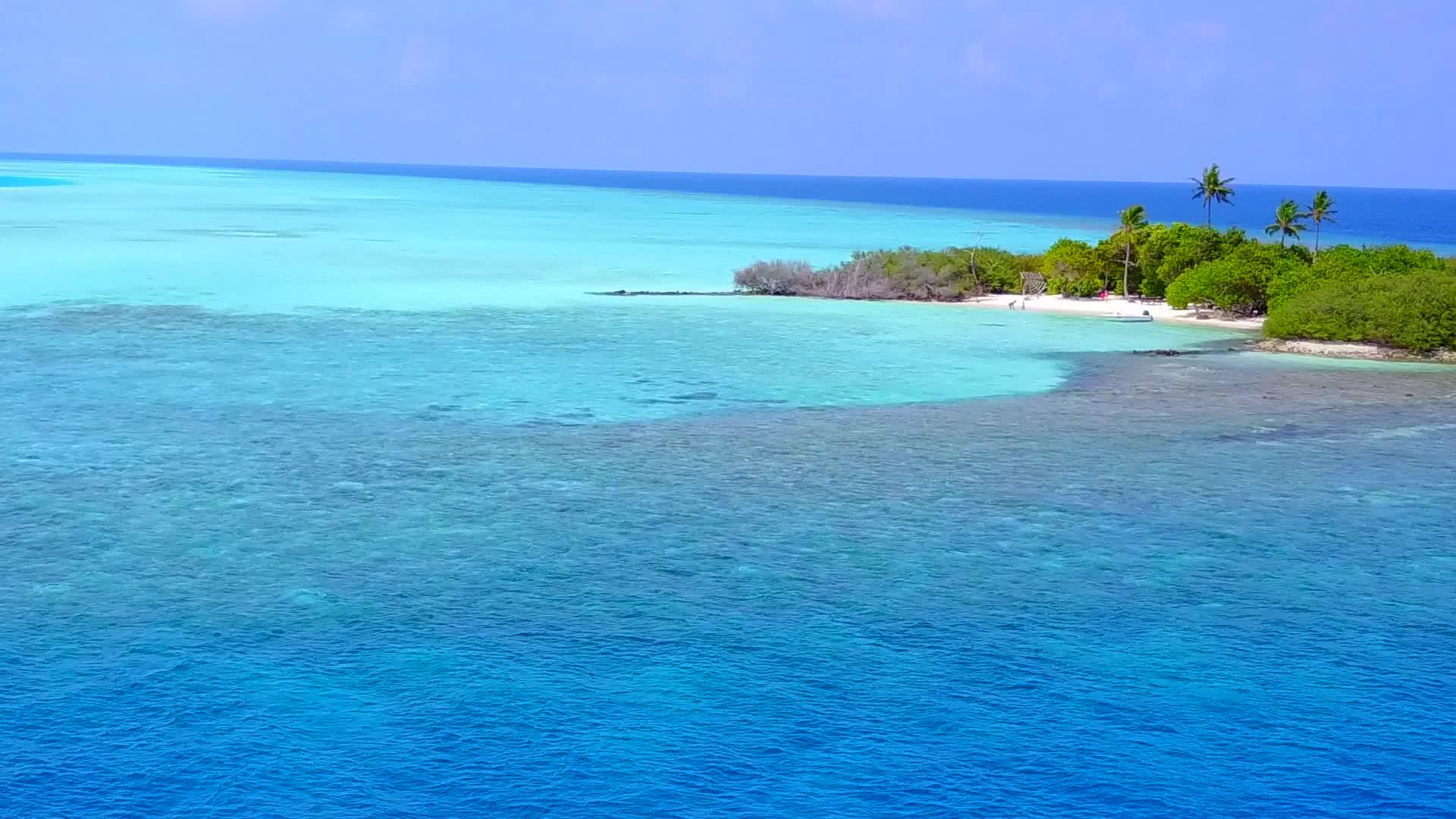 蓝绿海白沙背景下美丽度假海滩度假的空气性质视频的预览图
