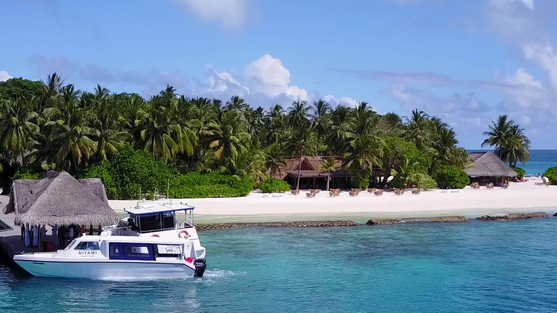以白沙为背景的蓝色海平面观赏海滩宁静探险旅游活动视频的预览图