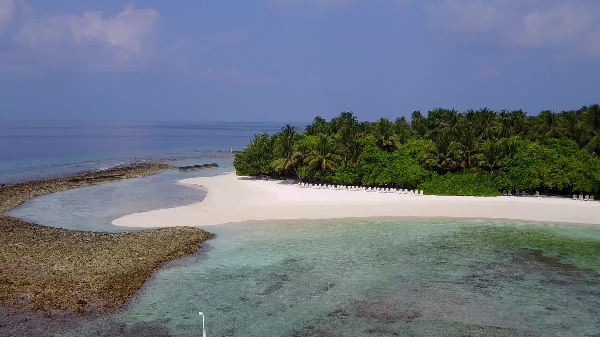 白沙以透明水为背景的天堂海景海滩之旅视频的预览图