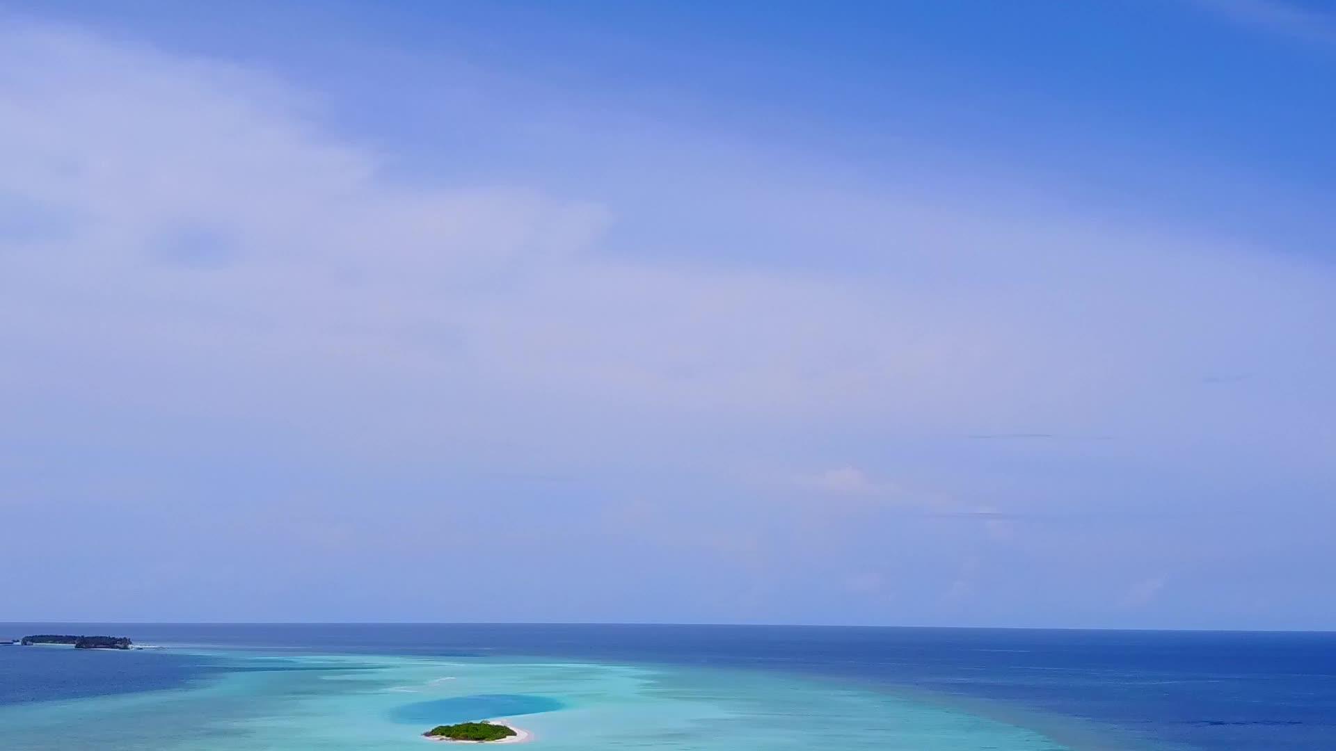 蓝水和白色沙沙背景环礁湖海滩是完美的假日无人驾驶飞机视频的预览图
