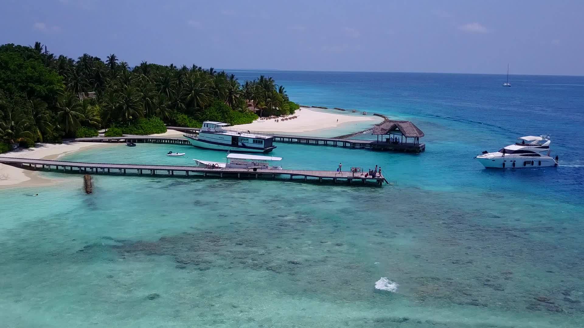 浅环礁湖水下环礁海滩的白沙背景视频的预览图