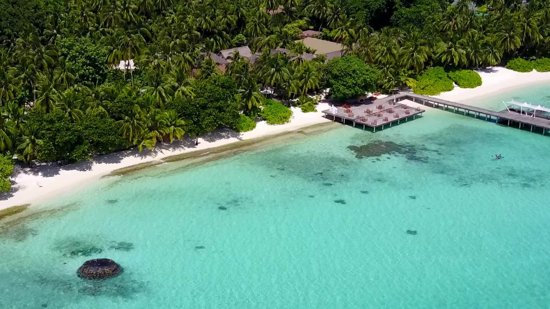 白沙背景浅礁湖豪华海滩旅游空中旅游白沙背景视频的预览图