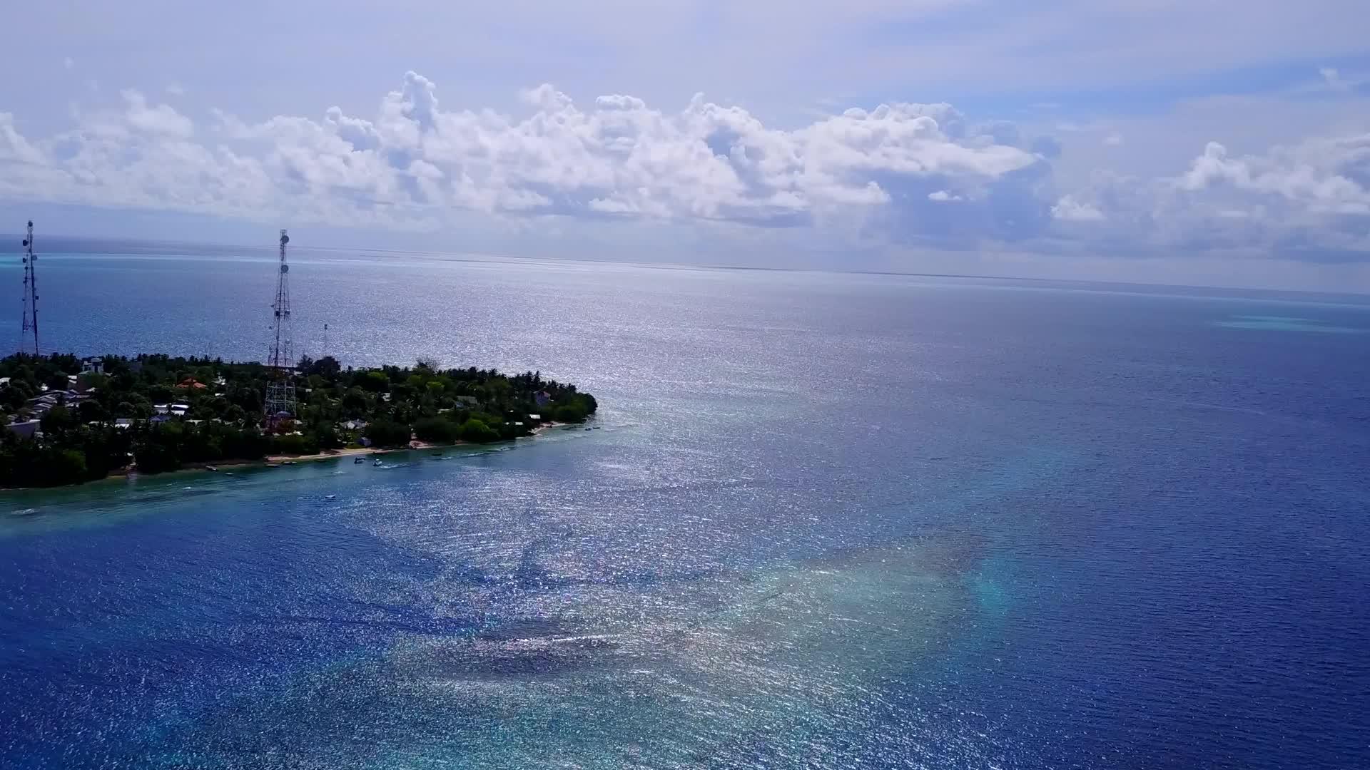 海洋海景海滩时间空中无人机旅行从蓝色海洋和明亮视频的预览图
