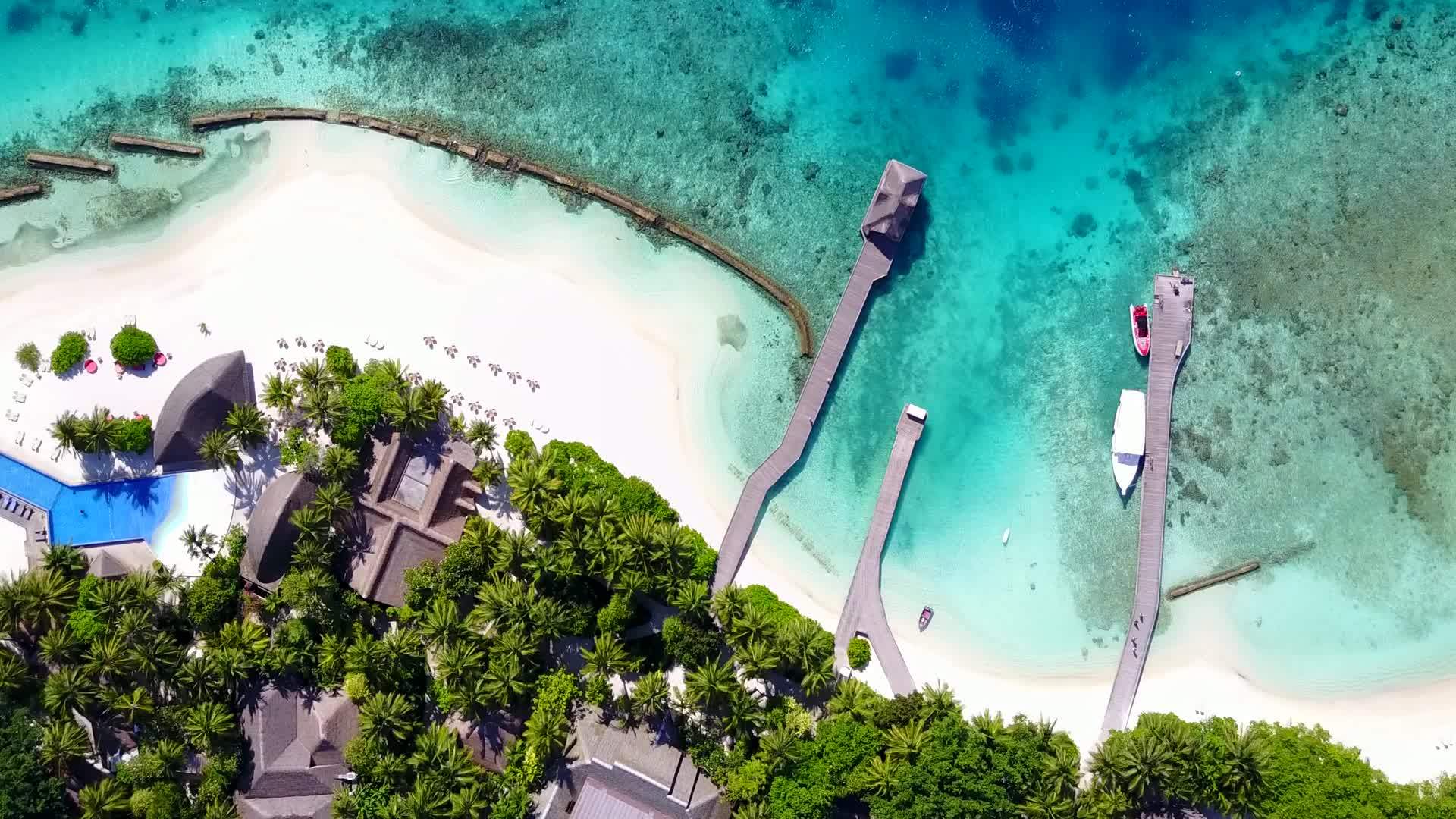 海洋环礁湖海滩探险浅海白沙浅海无人驾驶飞机飞行视频的预览图