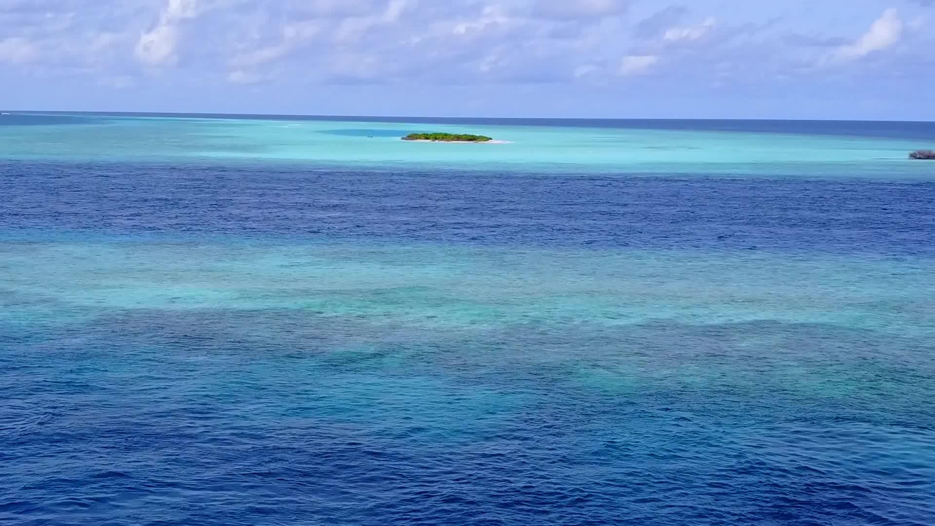 在蓝色的海洋中以明亮的沙滩背景欣赏轻松的海滩之旅视频的预览图