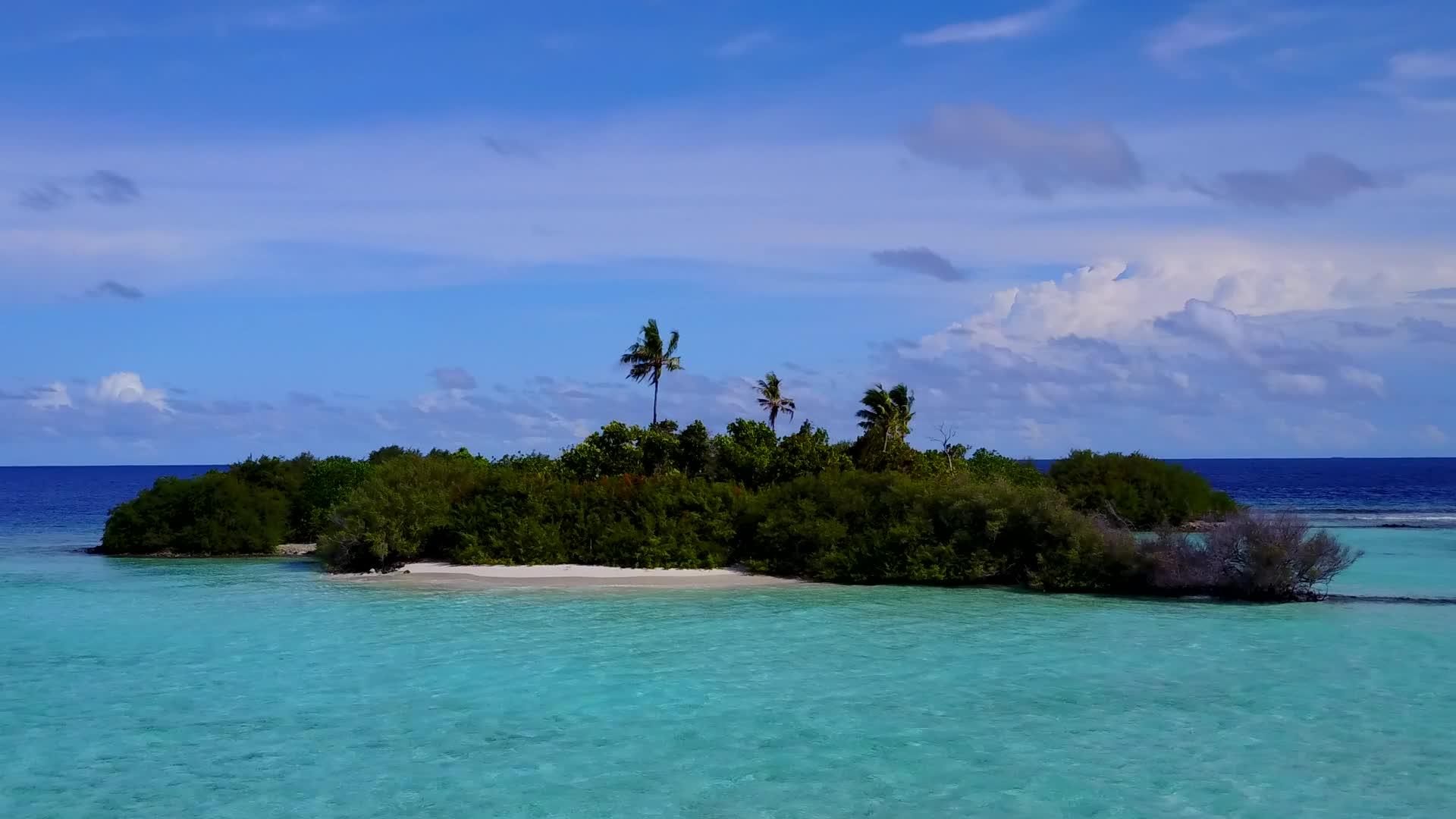 完美的度假胜地海滩飞行的蓝海和白色沙底蓝海视频的预览图