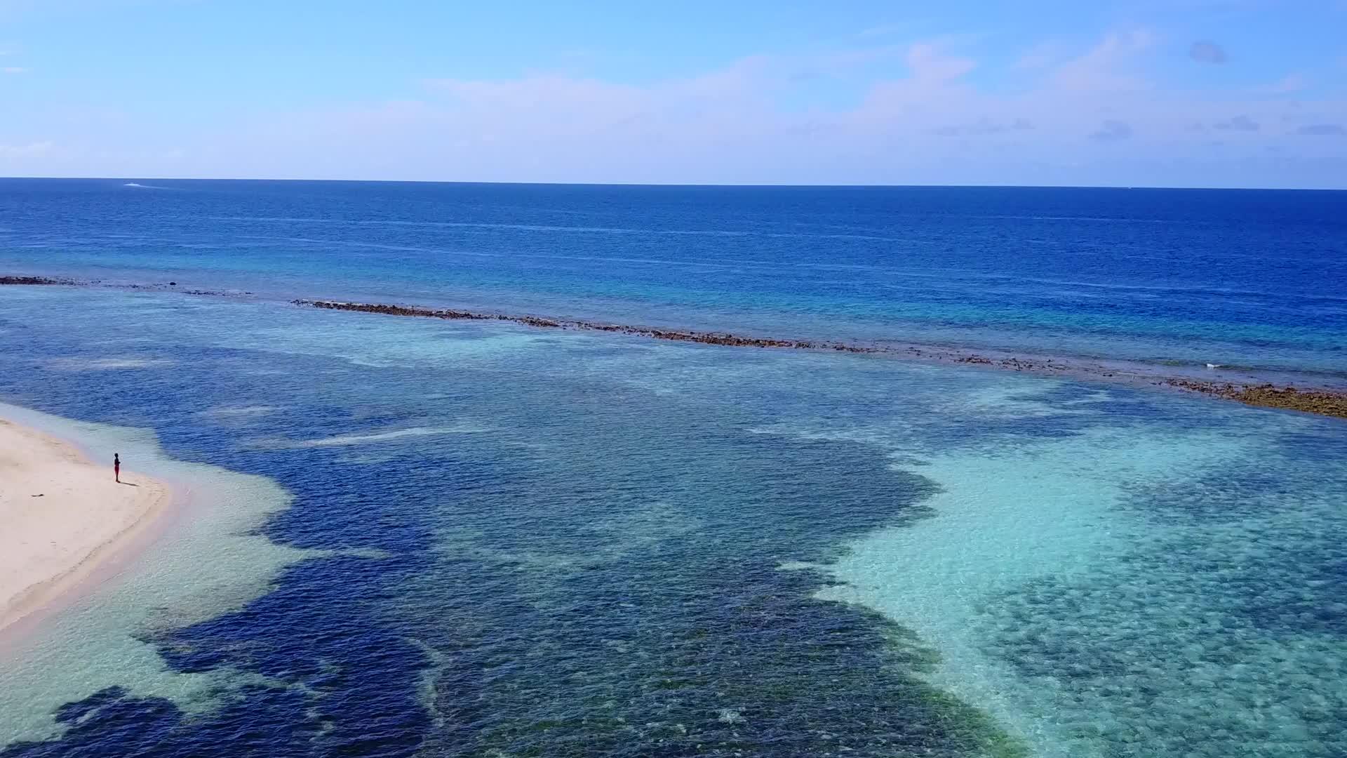 热带蓝海和白色沙滩在热带海岸的海滩探险活动视频的预览图