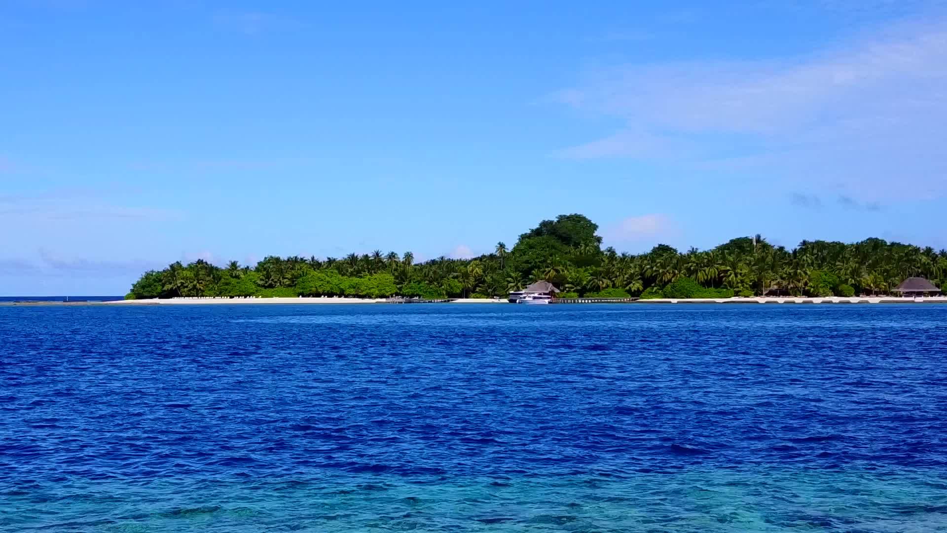 宁静的环礁湖海滩在透明的海面和白沙的背景下航行视频的预览图