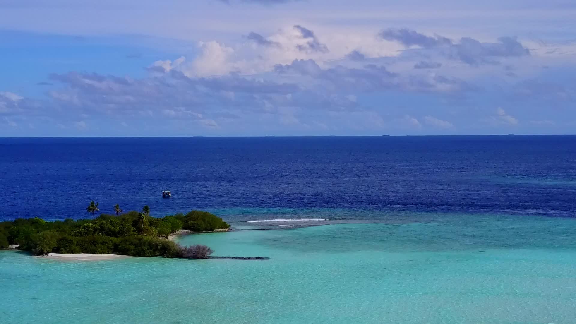 白色海滩背景的透明海作为缓冲环礁海滩休息的空虚视频的预览图