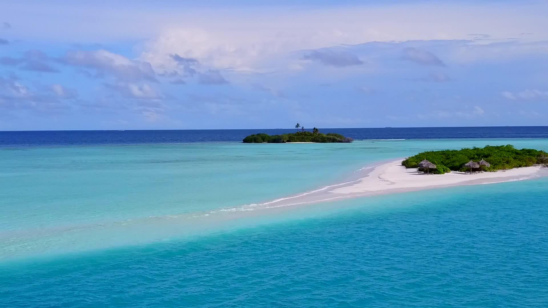 蓝色环礁湖和白色海滩背景的豪华海洋海滩度假海滨风景视频的预览图
