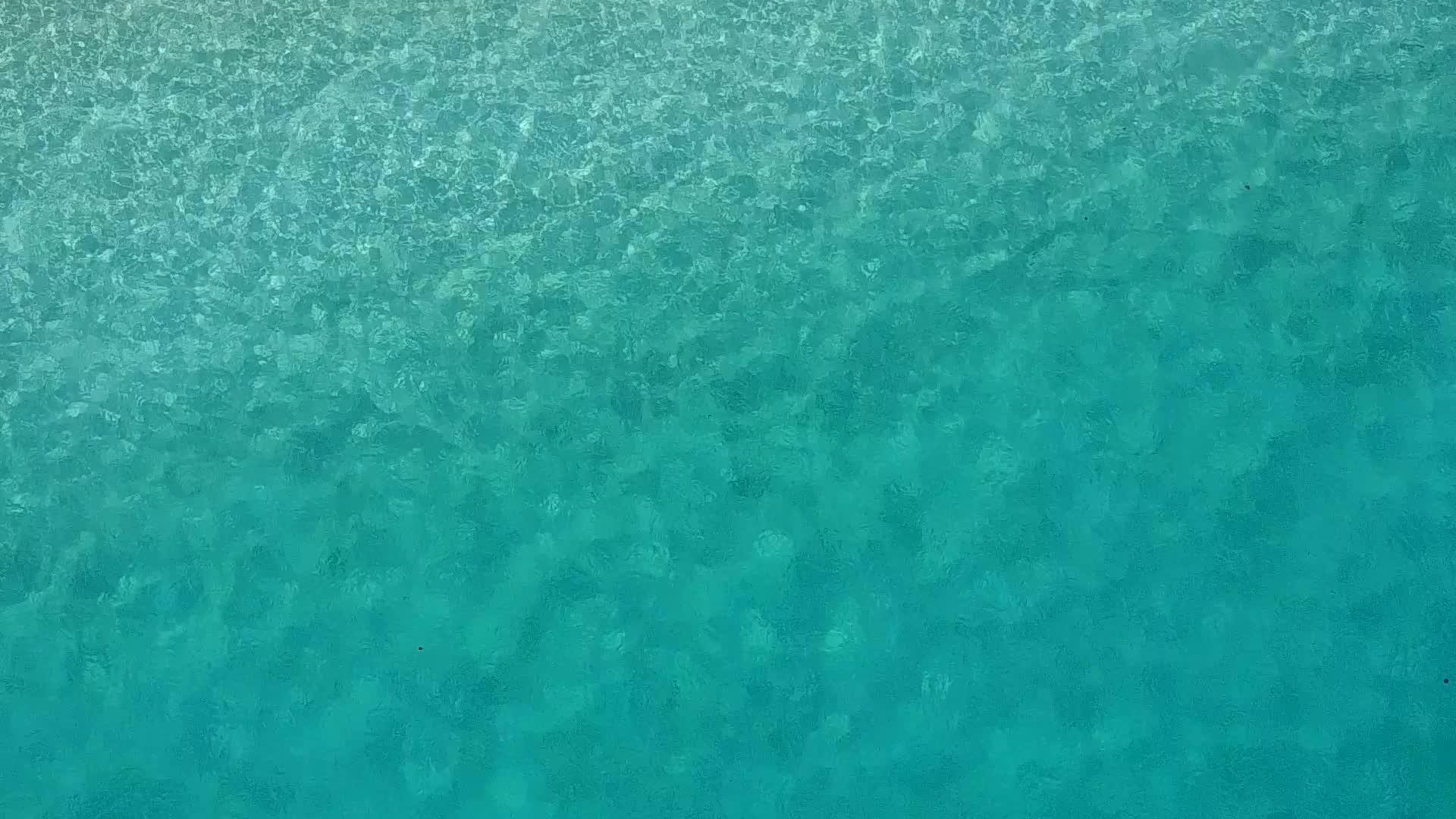 蓝色海湾和清洁沙滩背景的奇异岛屿海滩全景视频的预览图