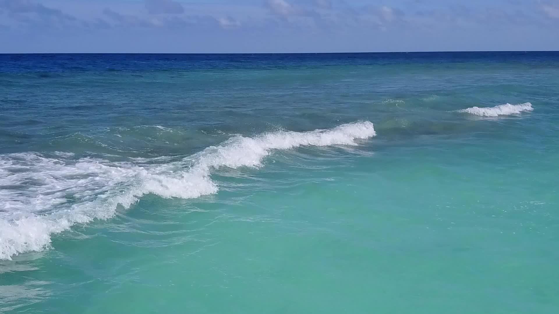 在蓝海和白沙的背景下完美的旅游海滩旅游视频的预览图