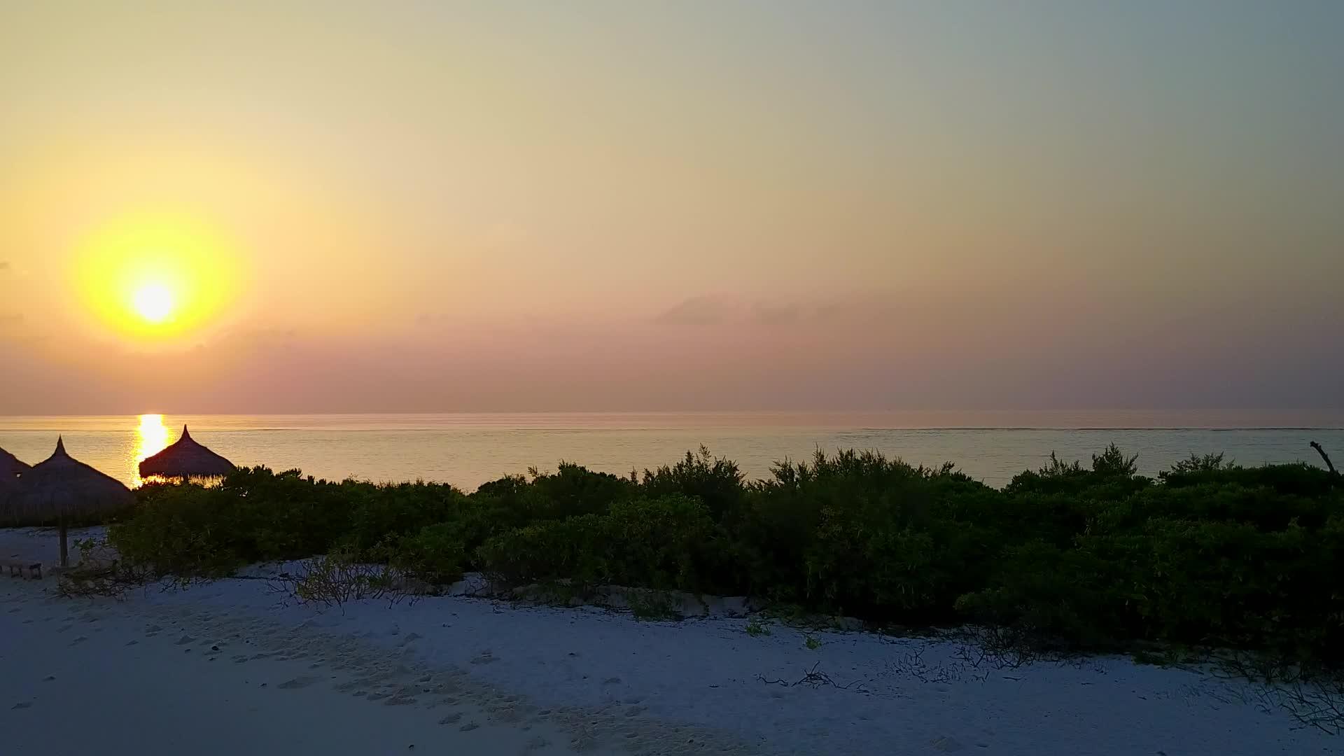 在透明水和白沙的背景下无人机观旅游视频的预览图