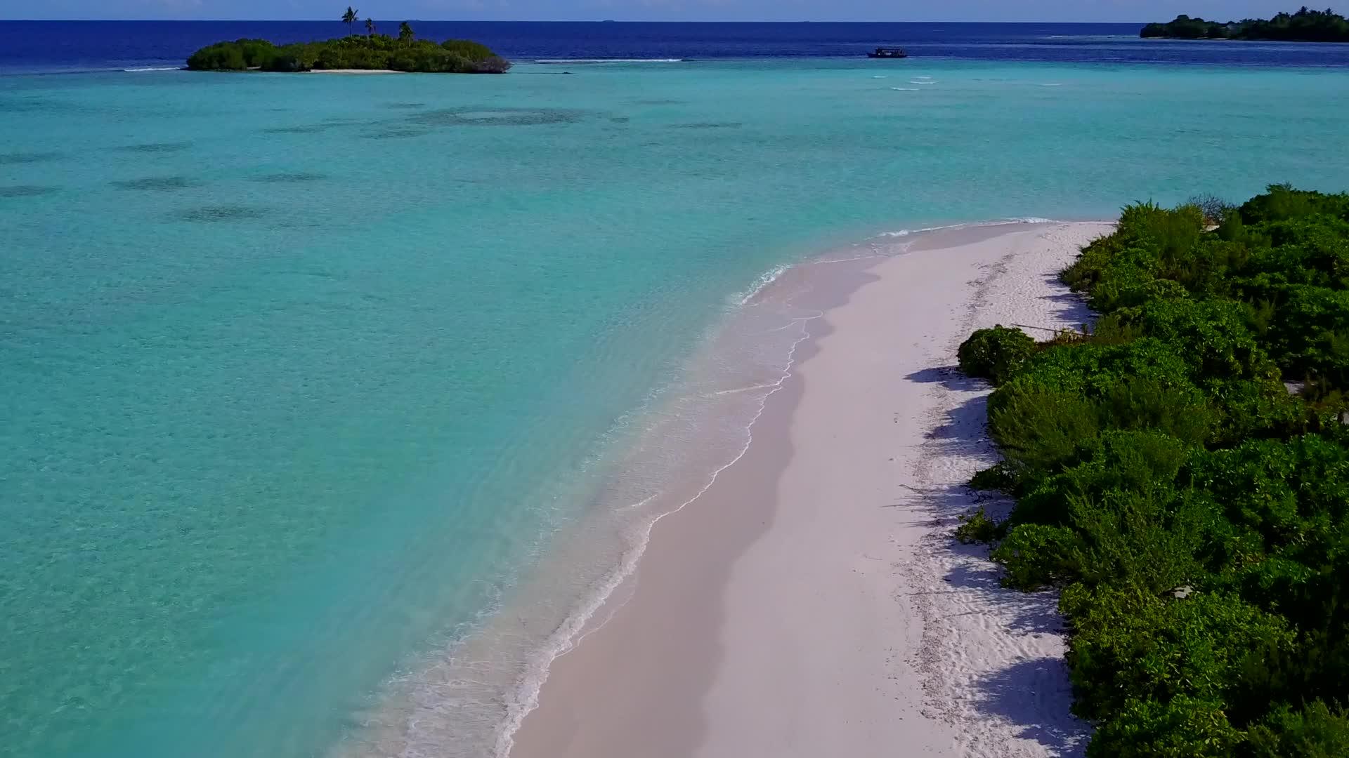 蓝色环礁湖和白色沙尘背景的美丽旅游海滩之旅视频的预览图