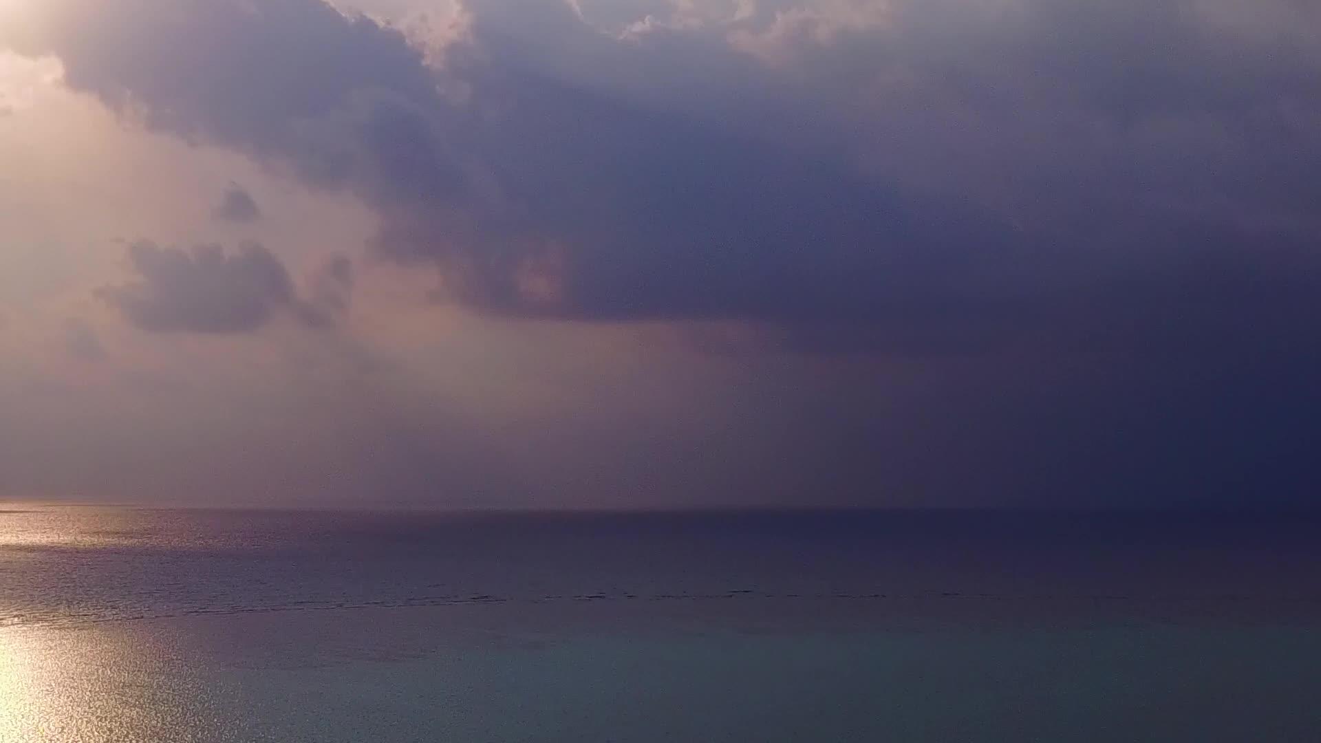 蓝绿色的海洋和白色的沙滩背景宁静的海岸海滩冒险平静的空气景观视频的预览图
