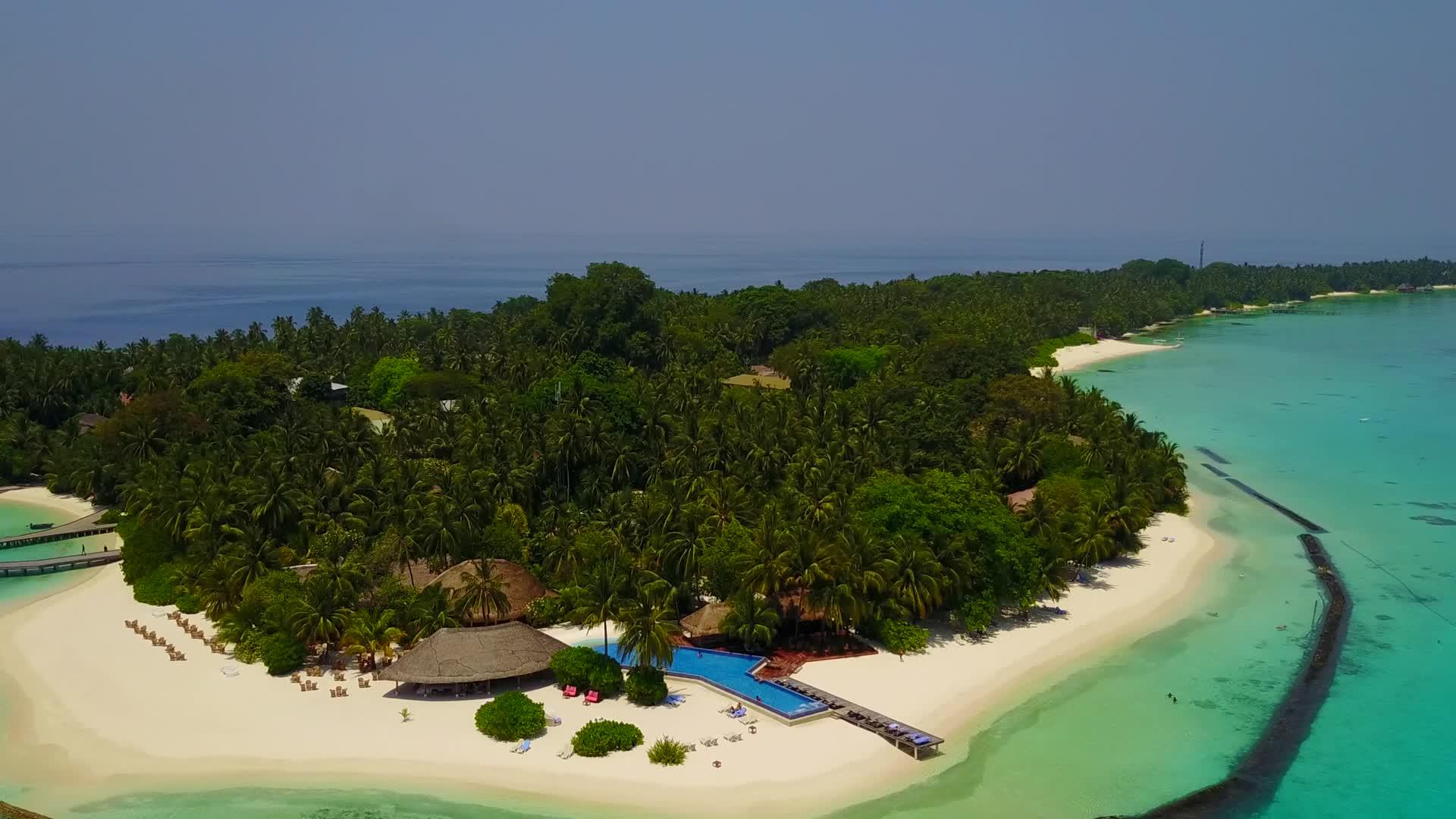 宁静的海滨海滩度假场景在蓝色的水和白色的海滩背景下飞行视频的预览图