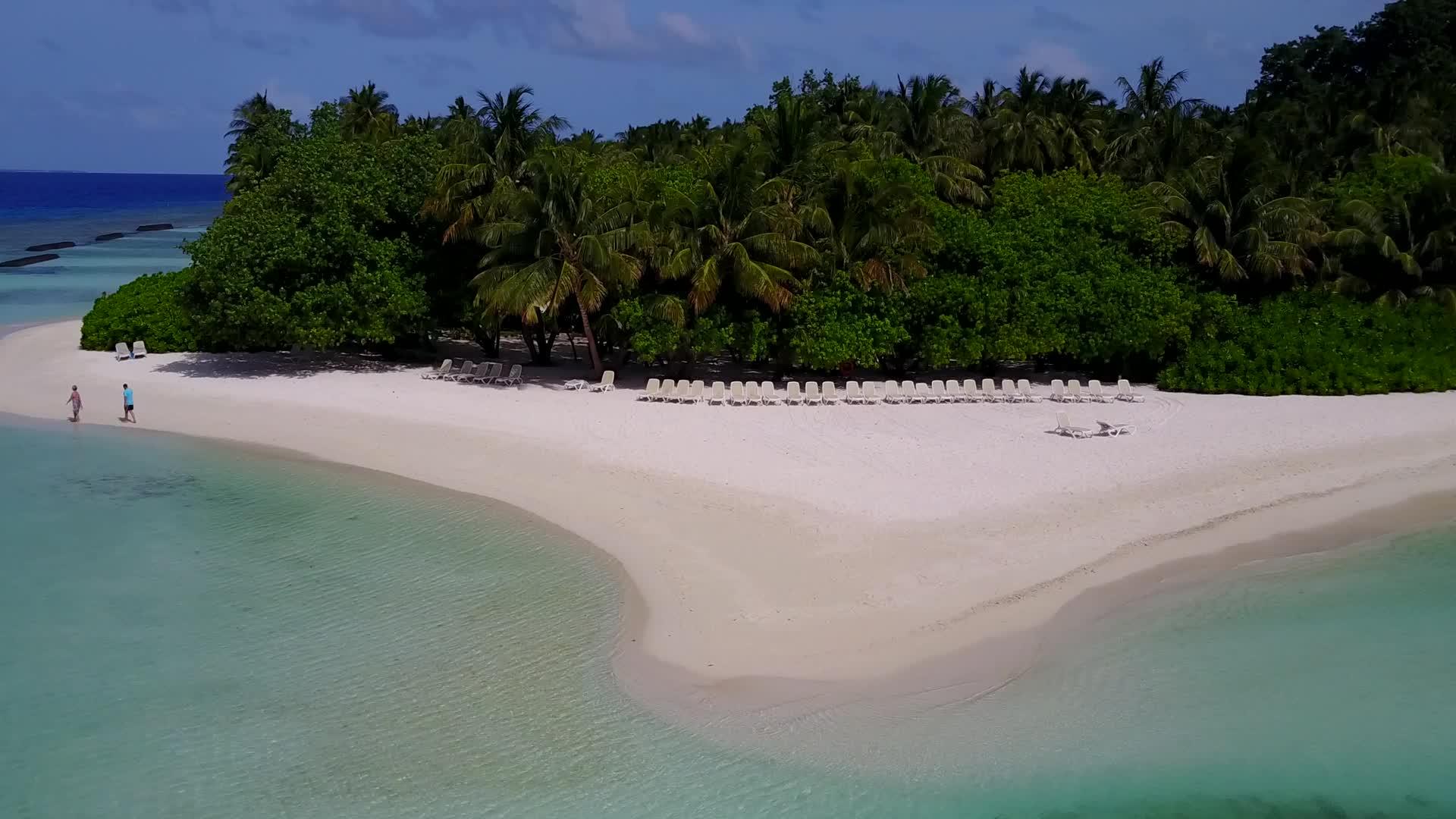 白沙底浅礁湖的奇异度假胜地海滩之旅视频的预览图
