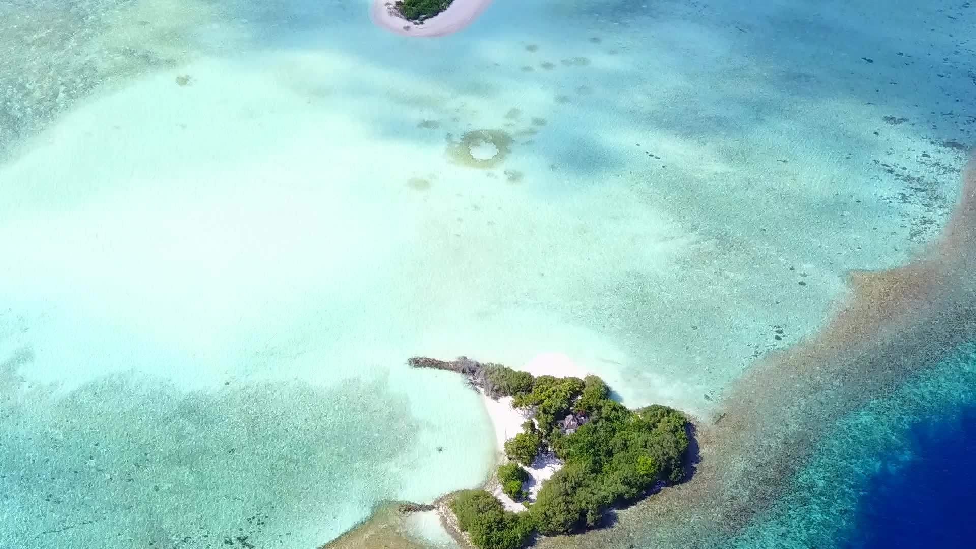 在清澈的大海和干净的海滩的背景下田园诗般的海滩冒险视频的预览图