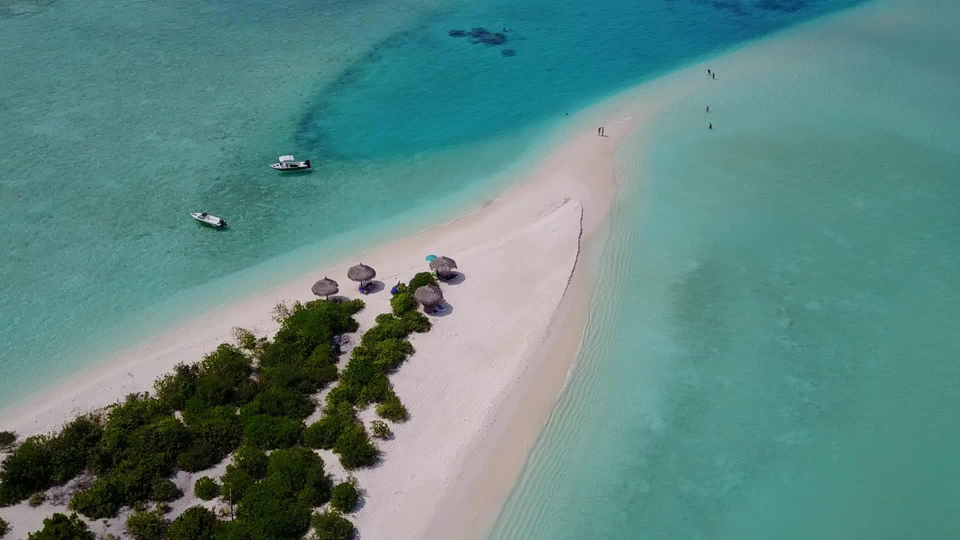 白沙背景浅泻湖岛海滩之旅无人机空中性质视频的预览图