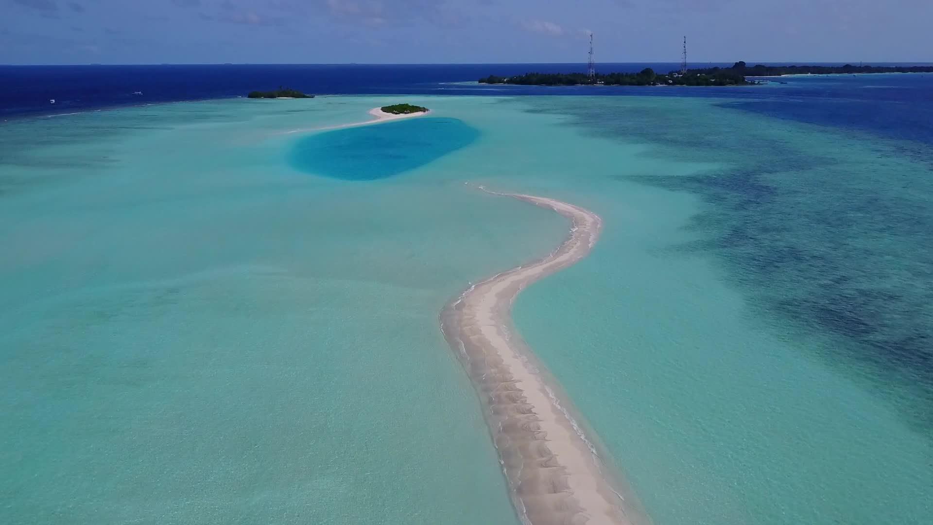 海平面和浅沙背景环礁湖海滩以绿海和明沙为生视频的预览图