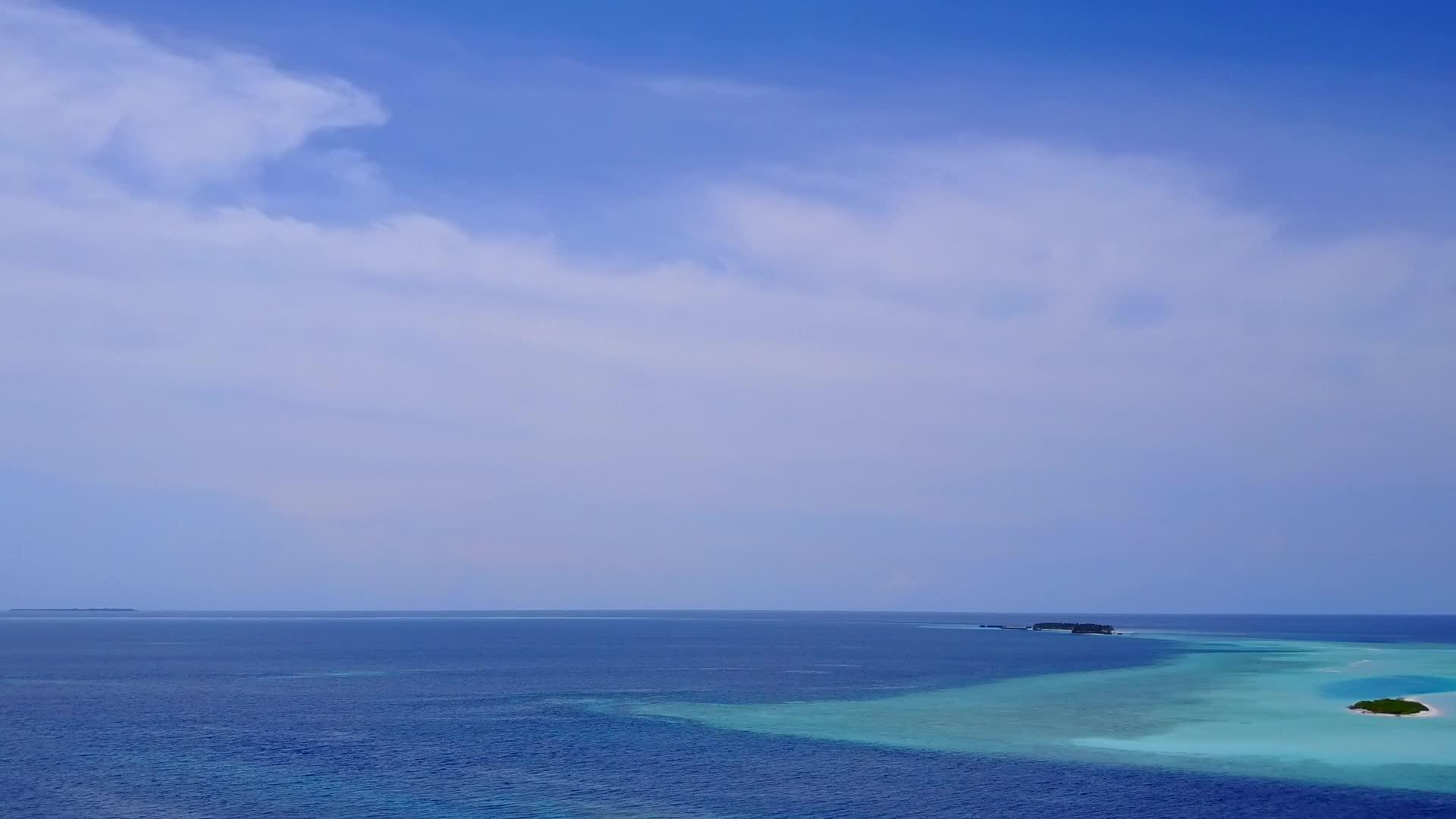 外来岛屿海滩野生生物有清晰的环礁湖和白色海滩背景视频的预览图