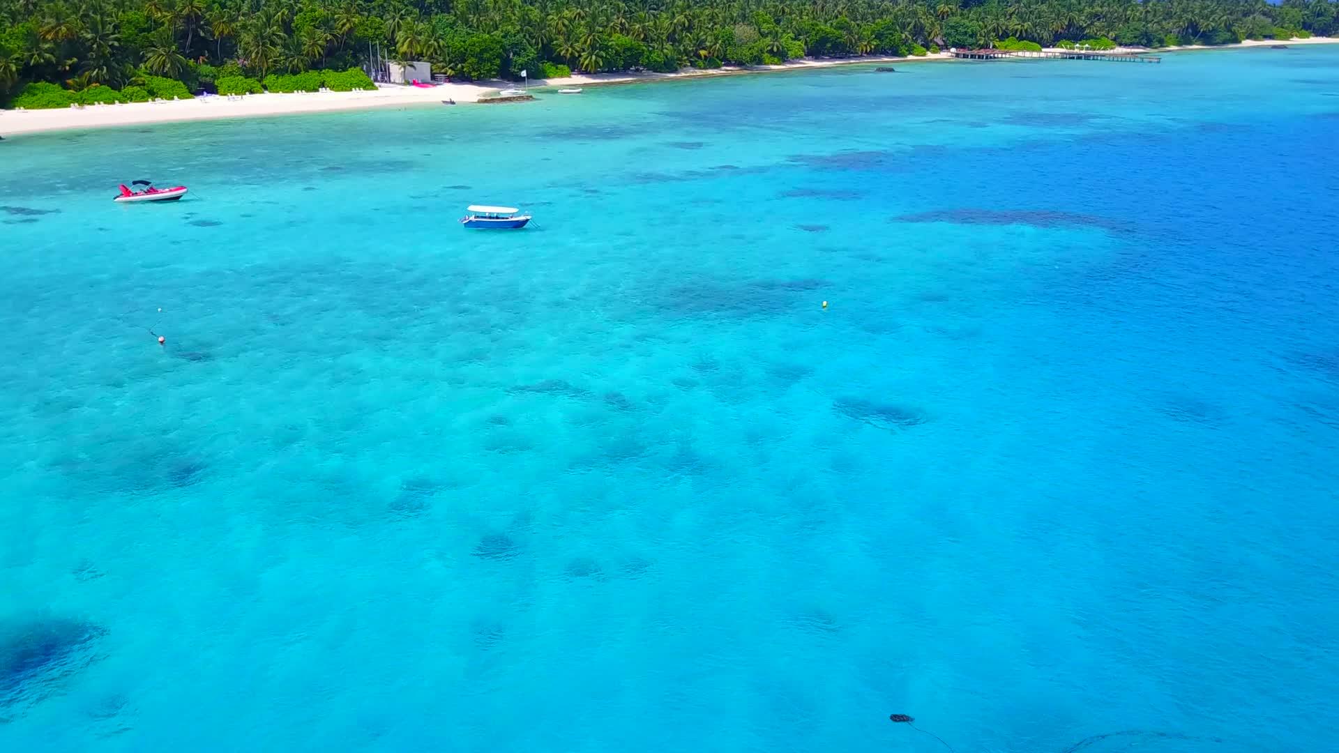 完美的海岸断海海滩以蓝水和白色沙滩为背景视频的预览图
