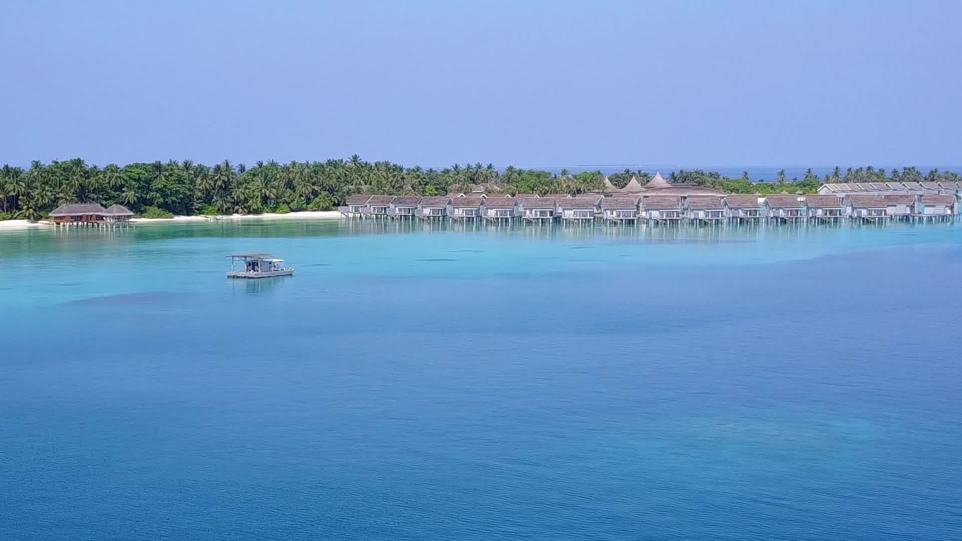 豪华海滩野生动物的海蓝海和白沙的背景视频的预览图