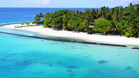 蓝色环礁湖白色沙底蓝色背景热带旅游海滩时间风景视频的预览图