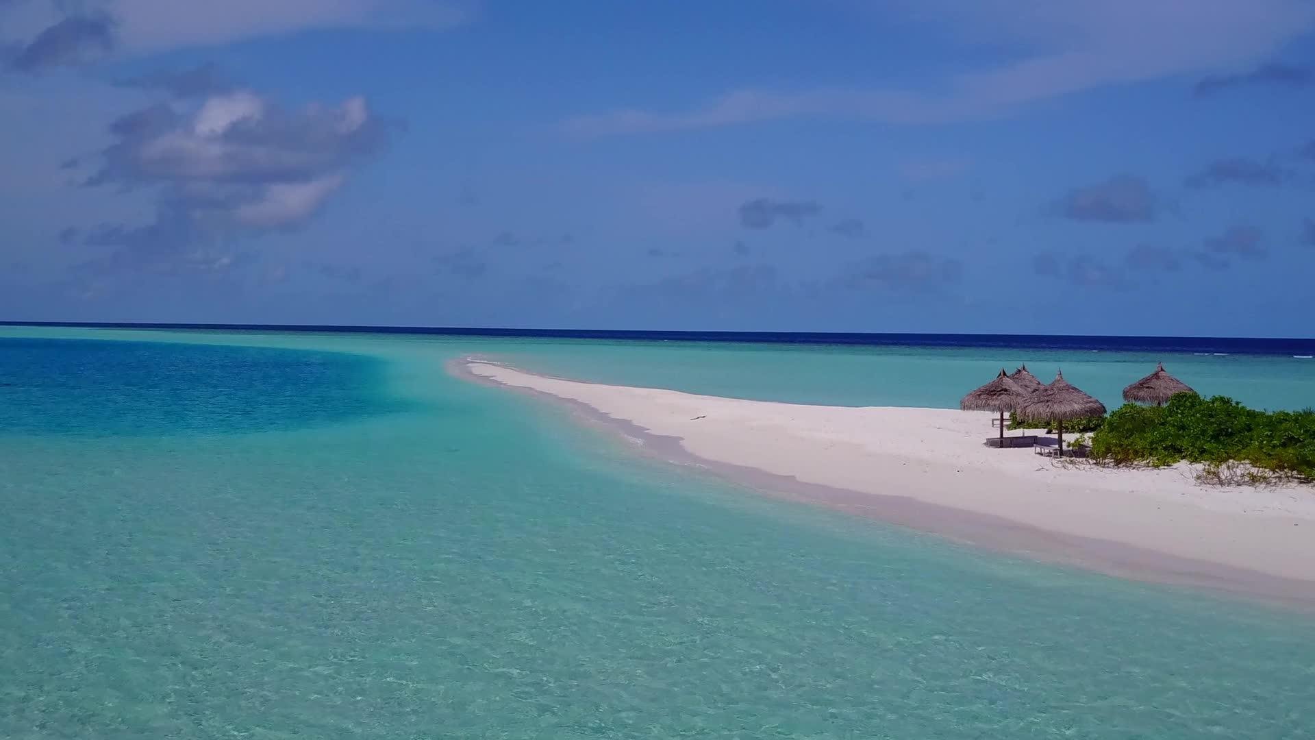 美丽的空中风景和美丽的旅游海滩以白沙为背景视频的预览图
