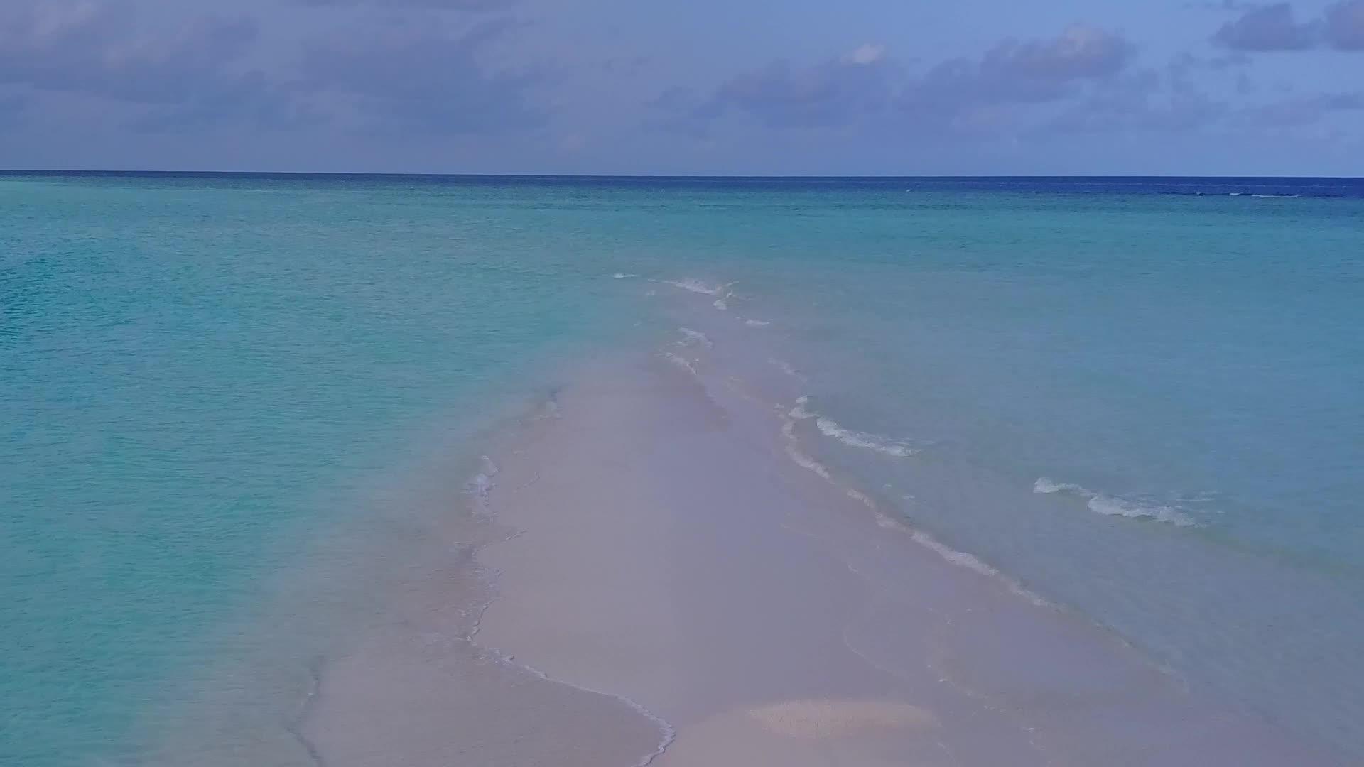 白沙背景浅水田园诗般的泻湖海滩之旅无人机景观视频的预览图