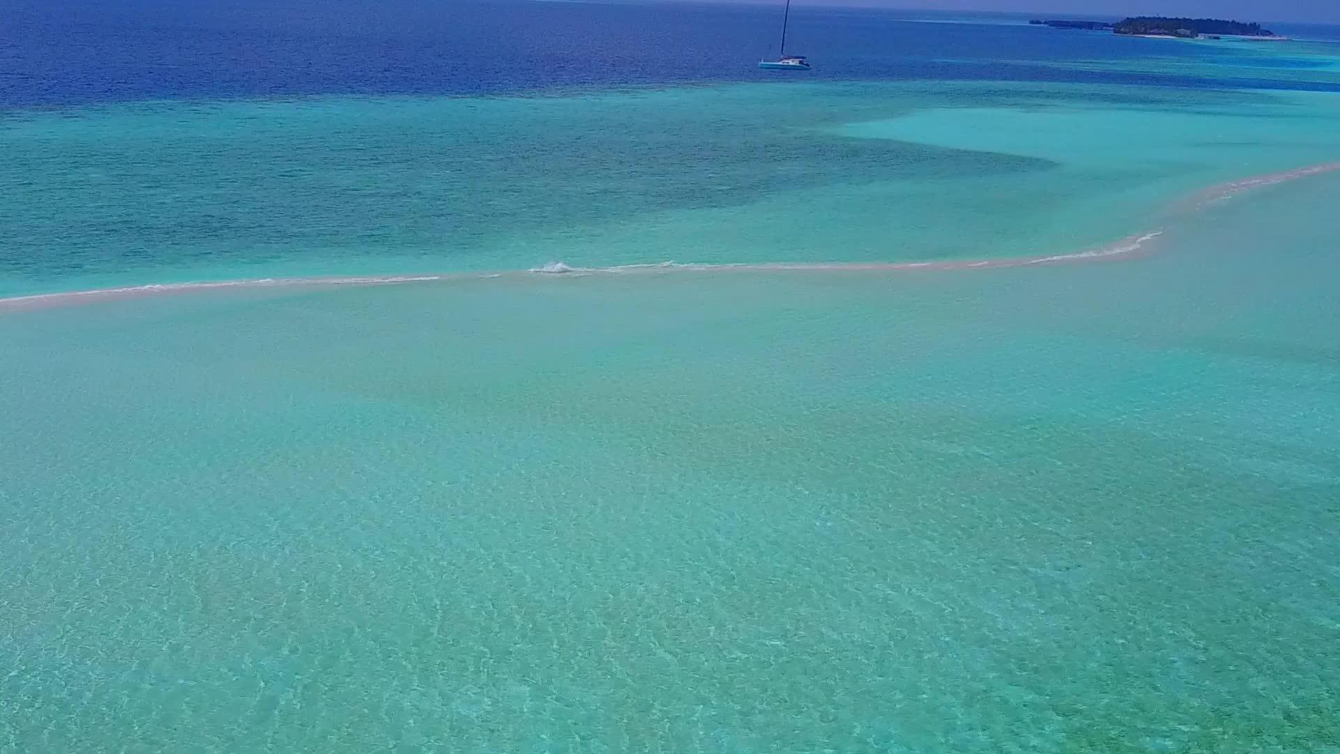 热带度假村海滩度假无人机全景白沙背景清澈的海水视频的预览图