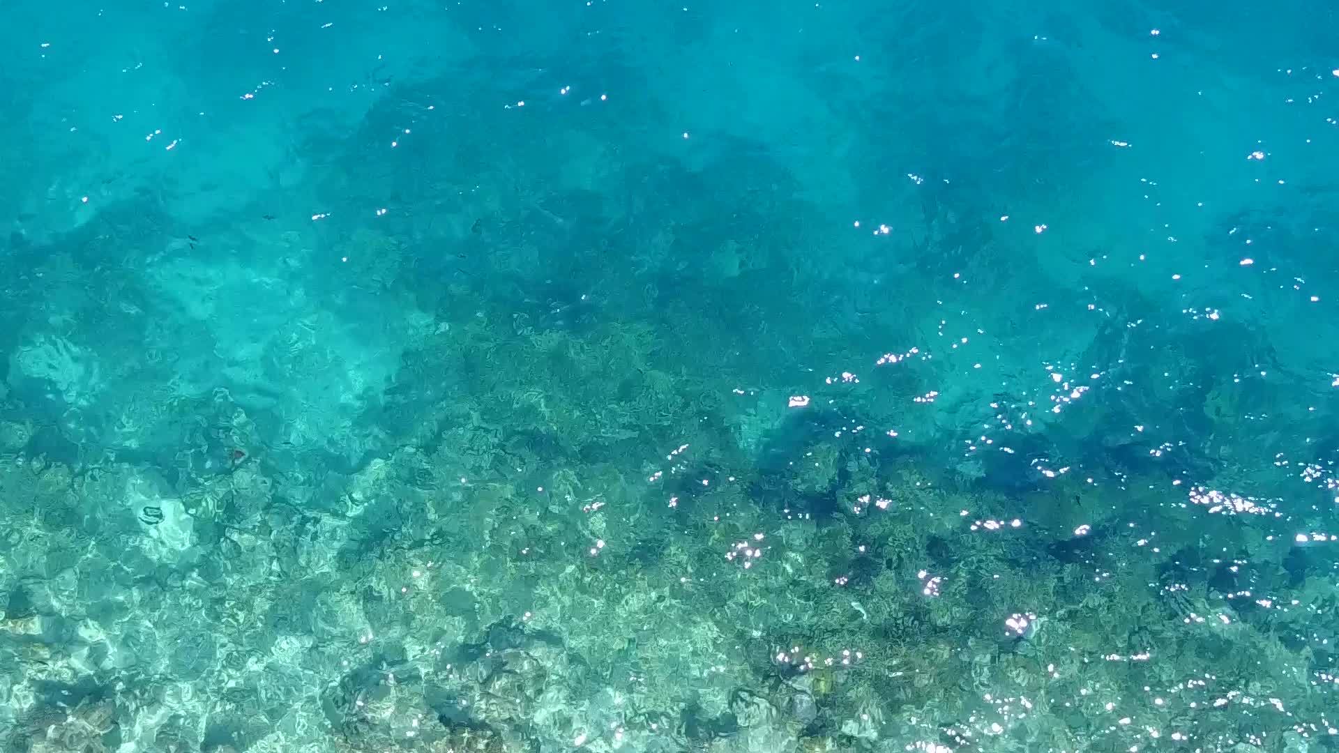 在浅海和白沙的背景下无人机在海岸线和海滩上旅行视频的预览图