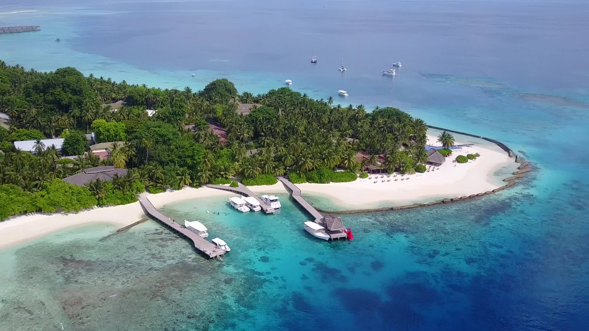 热带岛屿海滩探险飞行的目的是蓝色海洋和清洁沙滩视频的预览图