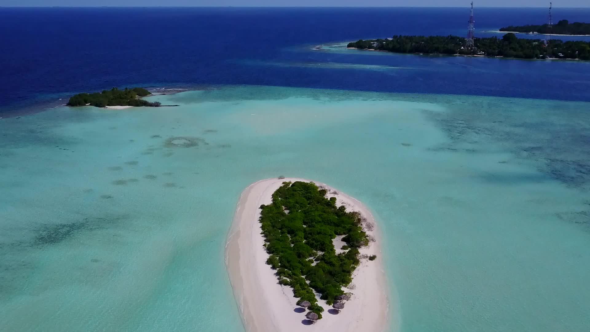热带海岸海滩生活方式蓝绿环礁湖和白色沙滩背景视频的预览图